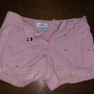 Vineyard Vines pink and white seersucker shorts with blue whales. Women’s 2